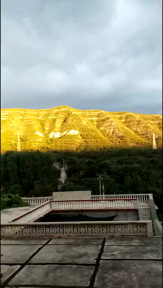 焦作市山区雨后的景象黄金山.
