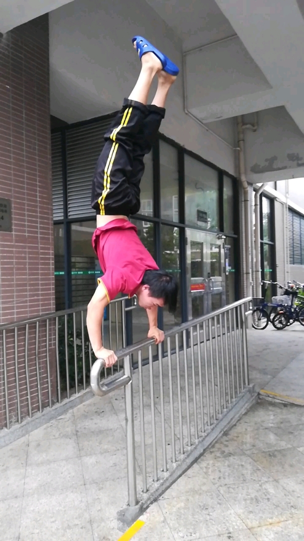 厉害,单杠倒立好稳