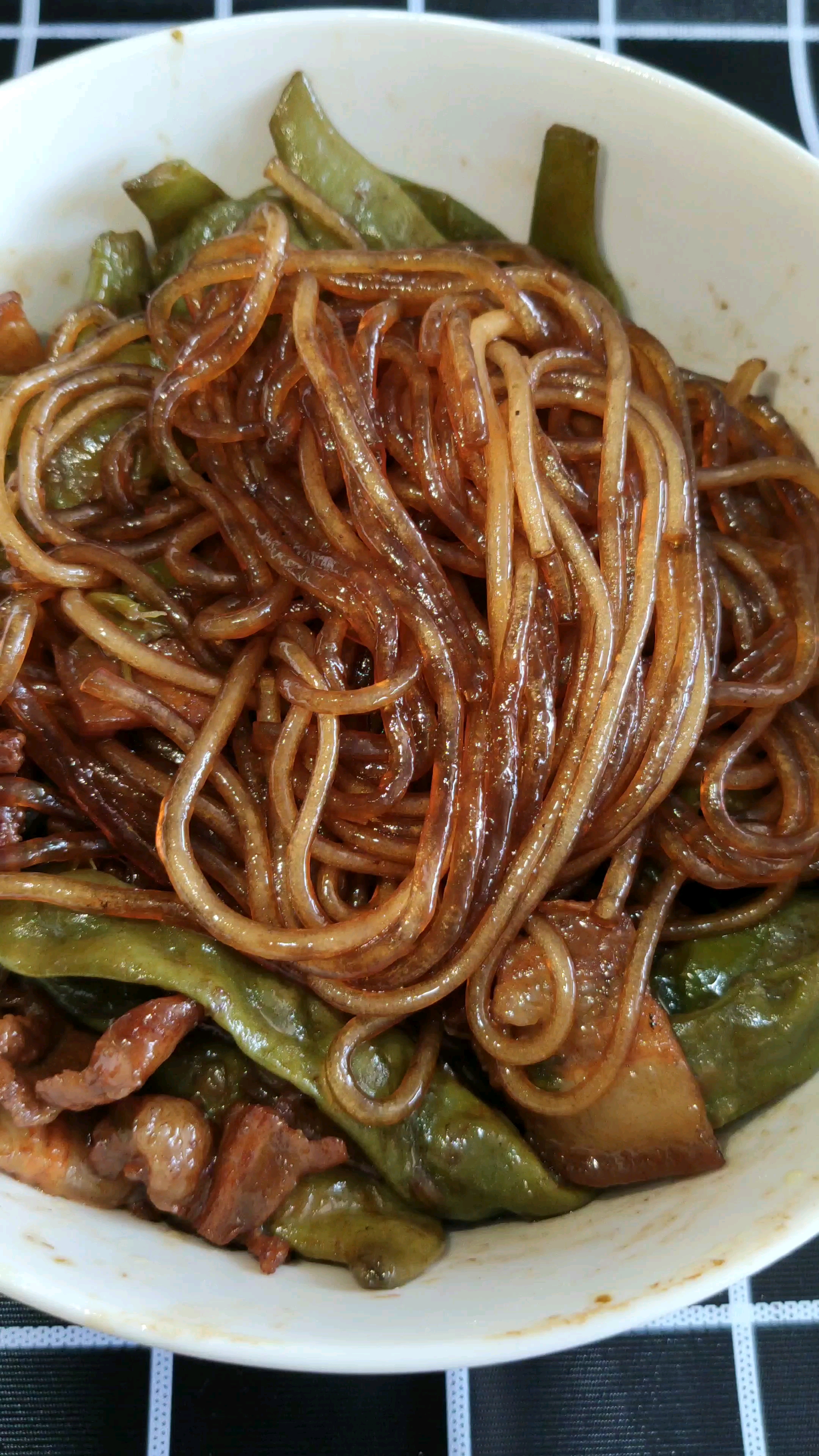 东北农家菜豆角五花肉粉条,开吃了