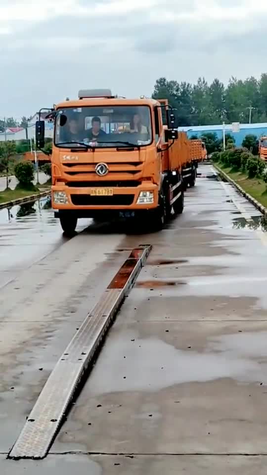 b2单边桥掉一个轮胎扣十分掉下去就不要再硬挤了