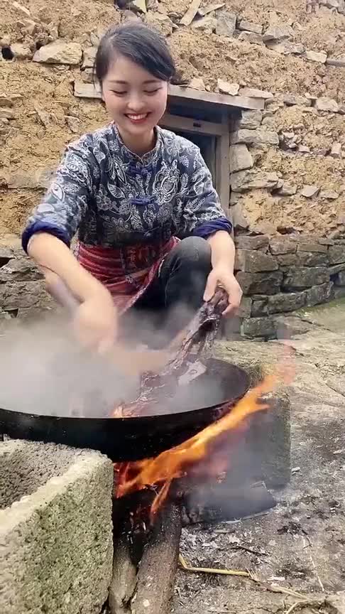 农村就是这样,用大锅做饭炒菜,你愿意做我的上门女婿吗