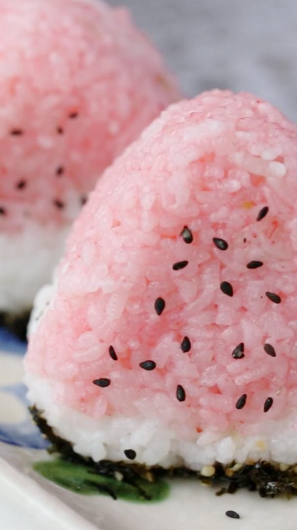 懒人美食#夏天做一个很夏天很简单的西瓜肉松饭团,清清凉凉,可可鞍