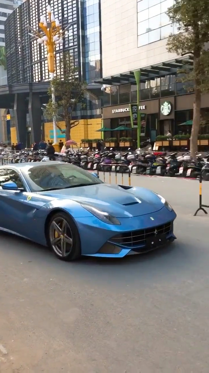 冰蓝色法拉利跑车#看起来很有个性吧!