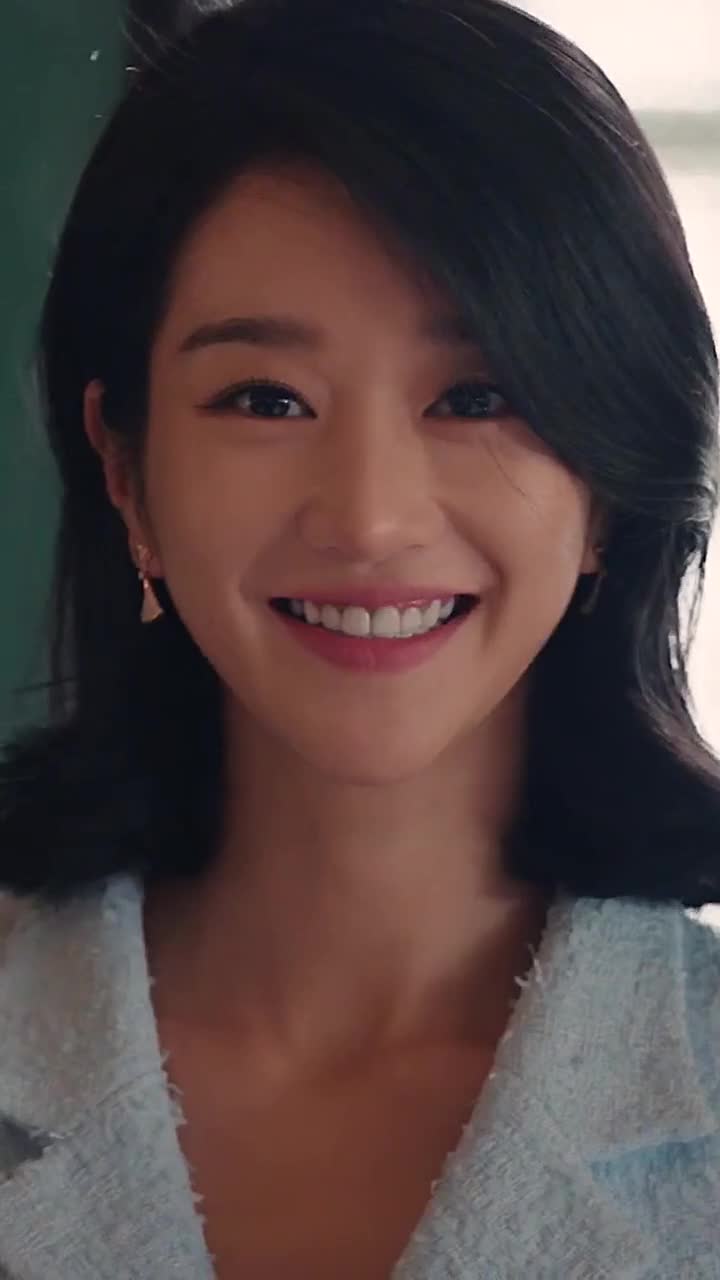 姐姐笑起来嘴角和眼角微微上扬很好看,很治愈哦!