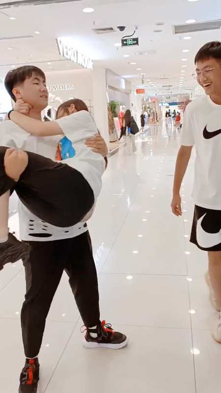 姐姐最大的烦恼就是两个弟弟又拉又公主抱让她去买单,攒点零花要不翼