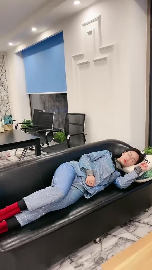 凌晨出差回来累得倒头就睡着了被拍下狼狈的一面可能你会划过我这么