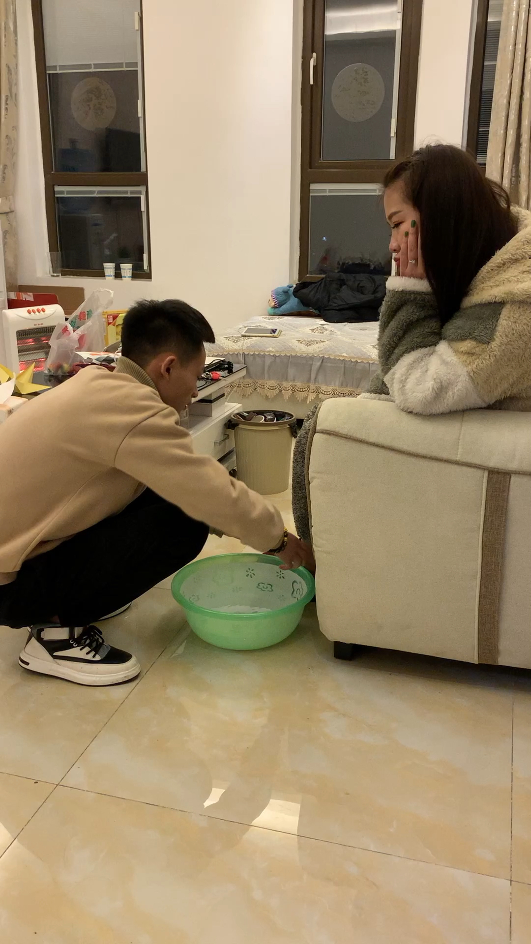 给女朋友洗脚哈哈