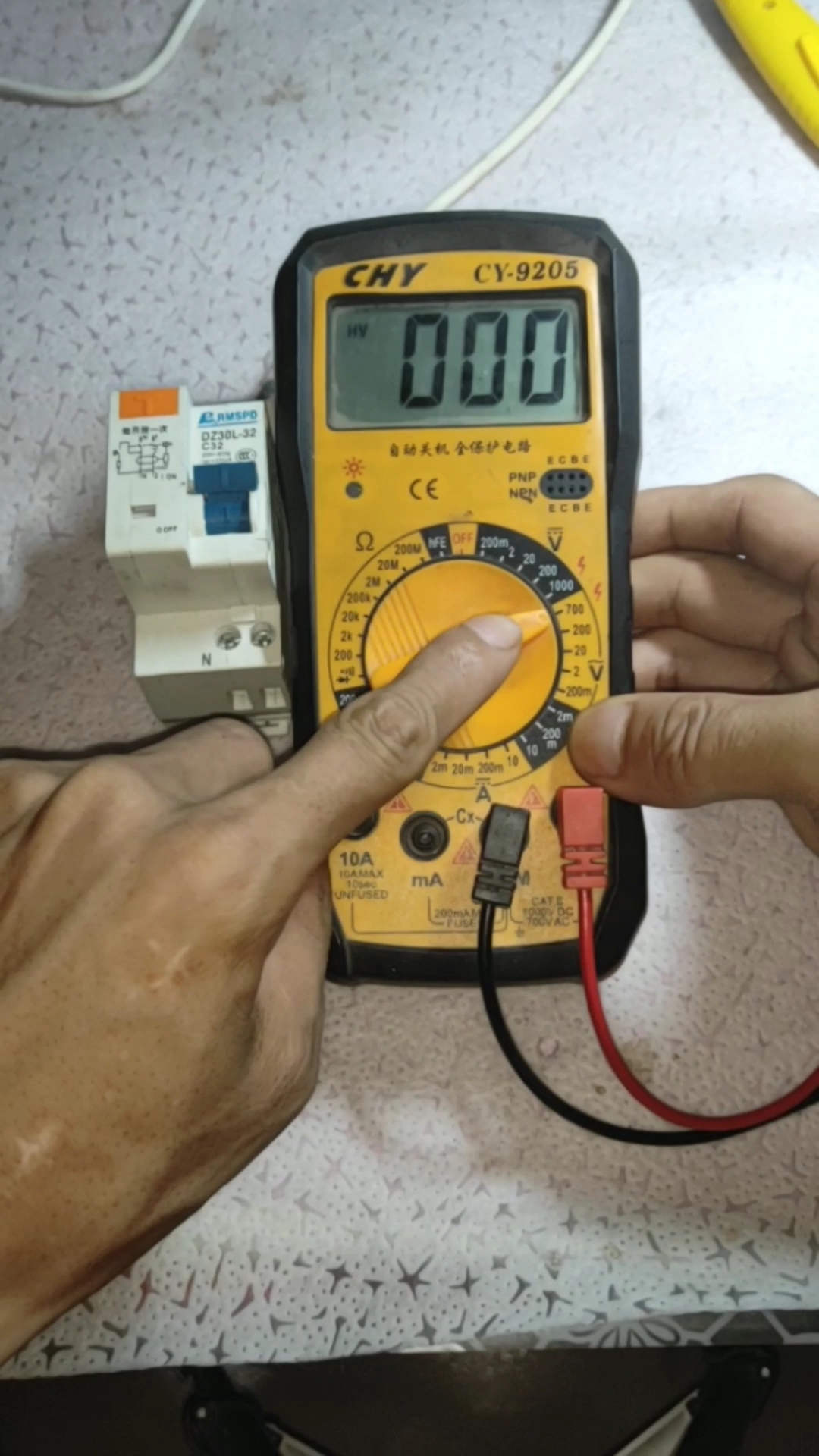 万用表的交流电压档位,不仅可以测量交流电压,还可以区分火线和零线