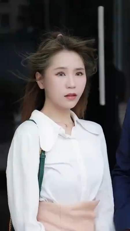 2021-03-012琴姐讲八卦982粉丝  关注冯巩为何一直低头驼背30.