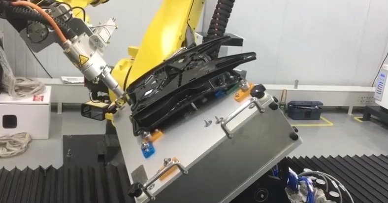 科技改变生活#汽车门板密封胶条设备自动涂胶机