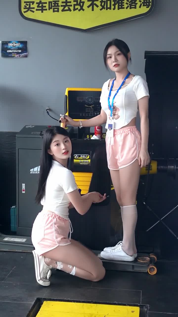 听说修车厂新来了两位女工?