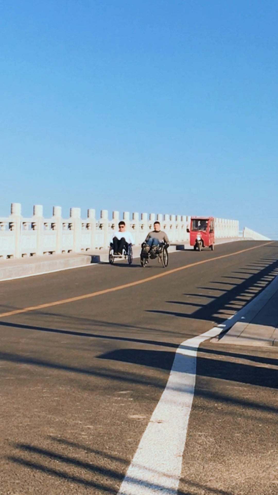 翘轮下坡,溜不溜,不知道的还以为电动轮椅呢