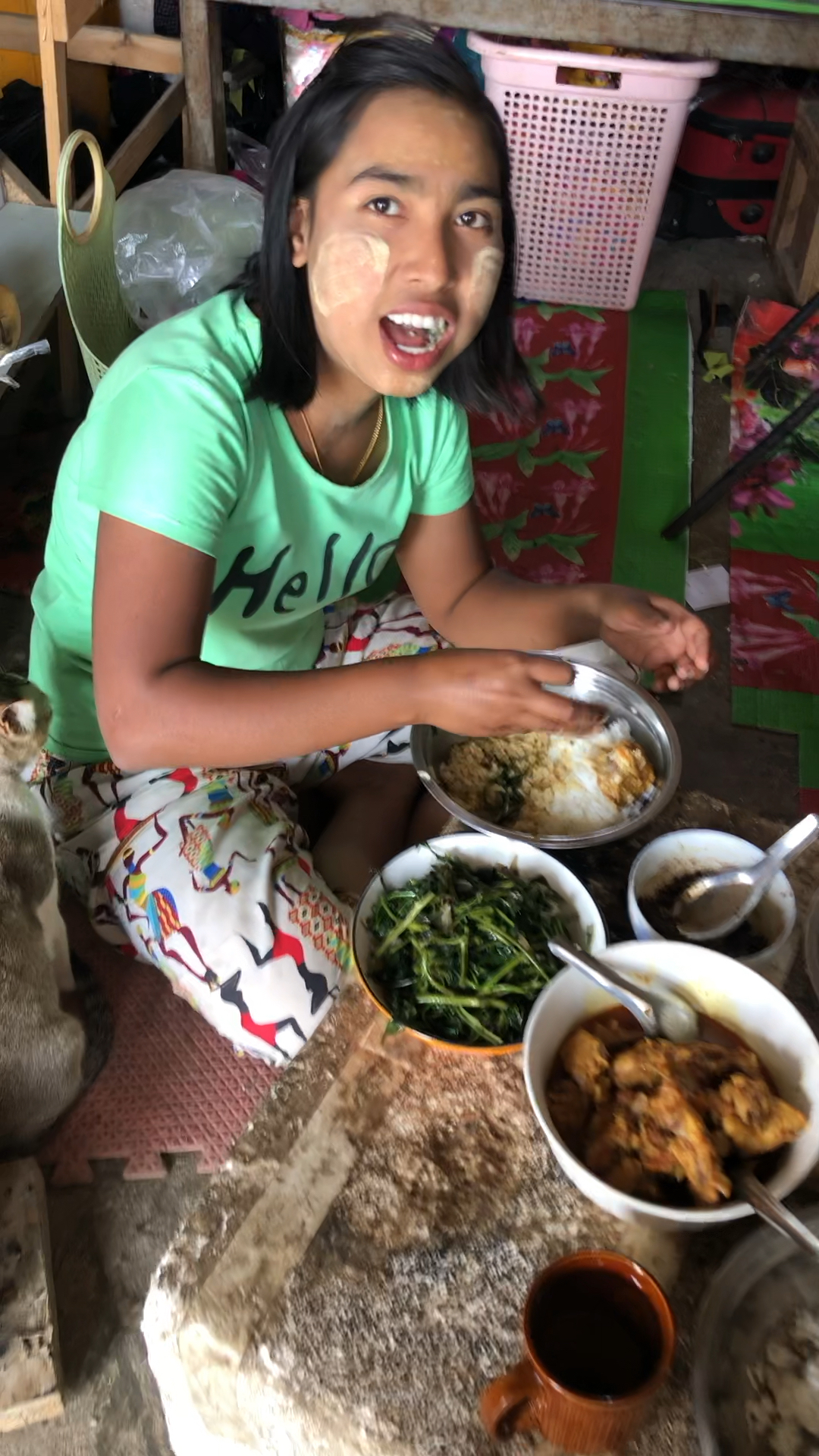 缅甸女人吃饭