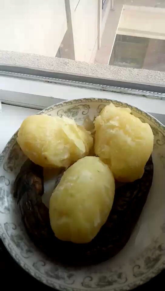 呼土豆,皮都掉锅里了