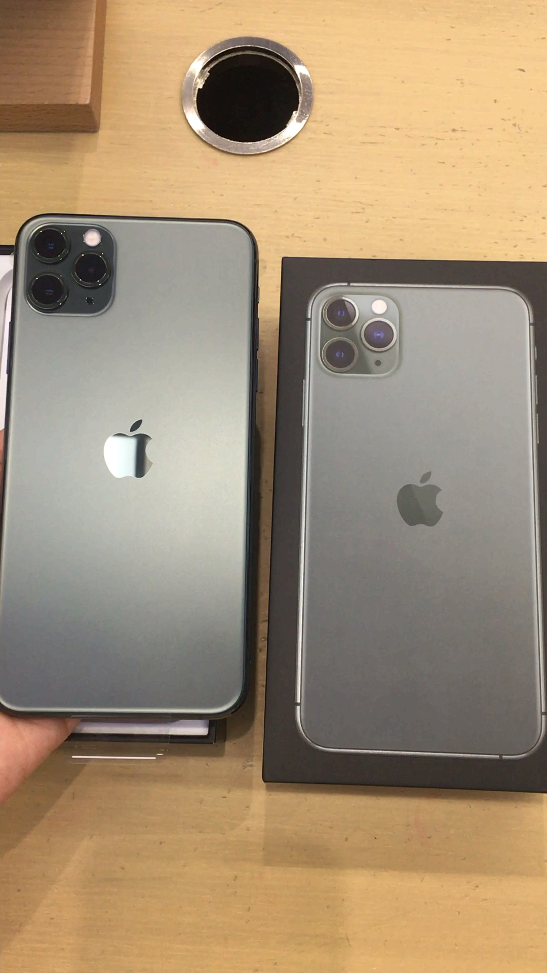 iphone#iphone11promax暗夜綠看著怎麼像灰色