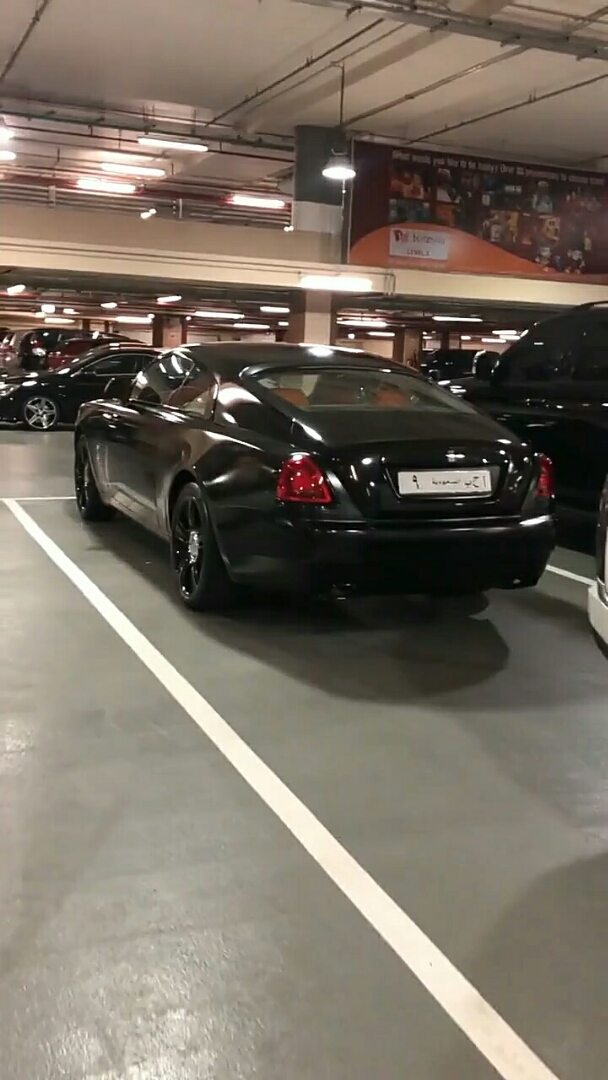 迪拜地下车库全是豪车