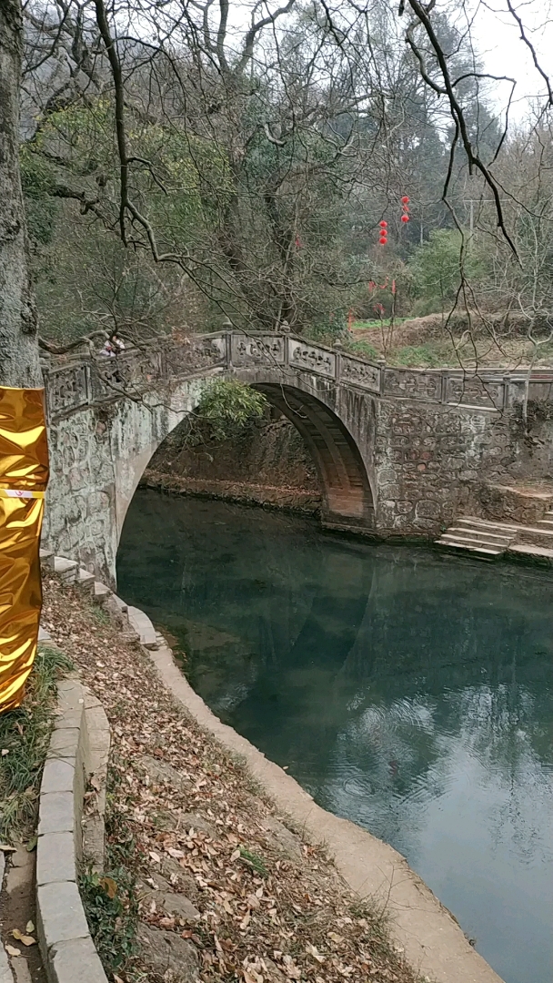 玉泉寺珍珠泉,传说水中的气泡是关公的泪水化成的