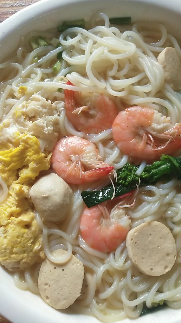 自己家煮的早餐海鲜汤粉想吃吗?喜欢关注点个红心吧谢谢