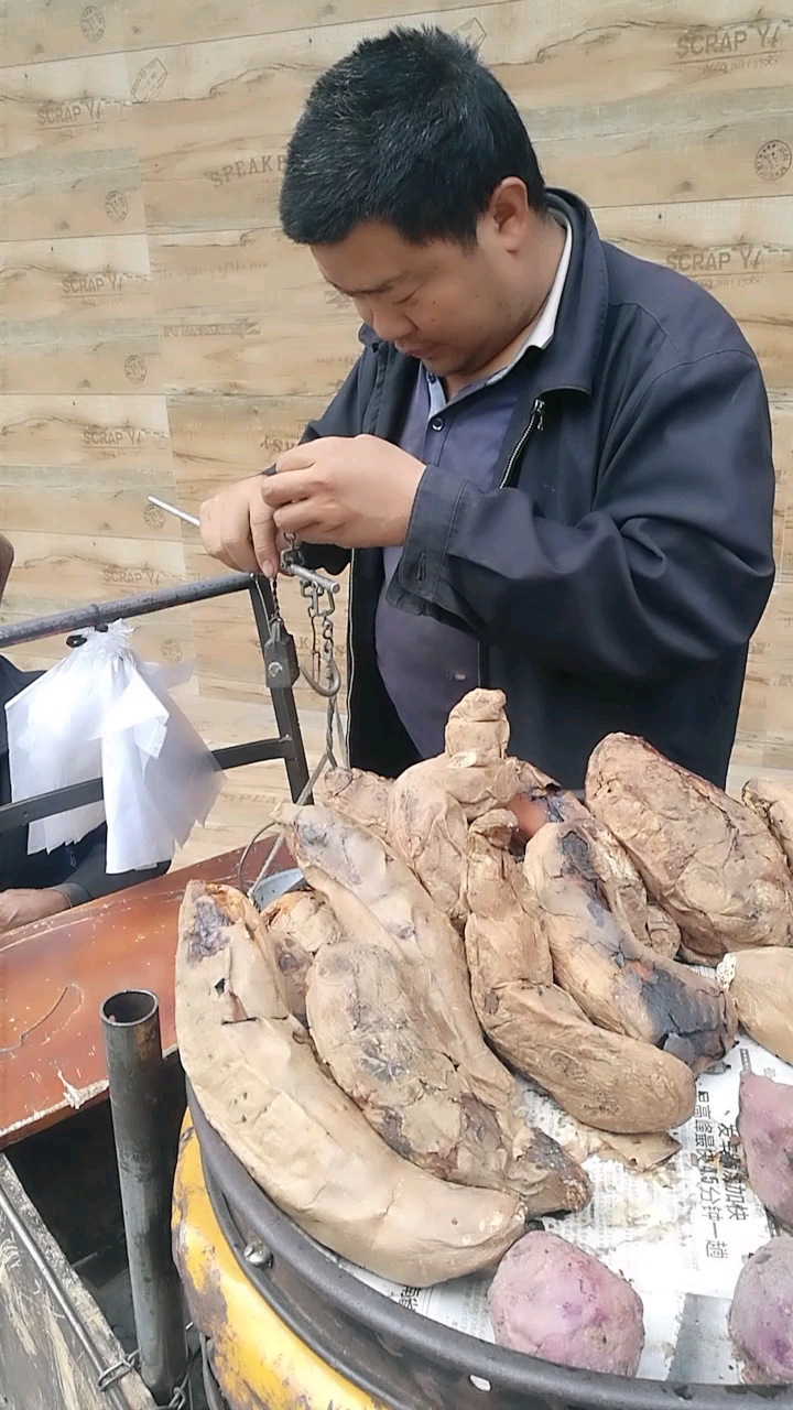昆明励志红薯哥,带着80高龄父亲卖红薯,百善孝为先!