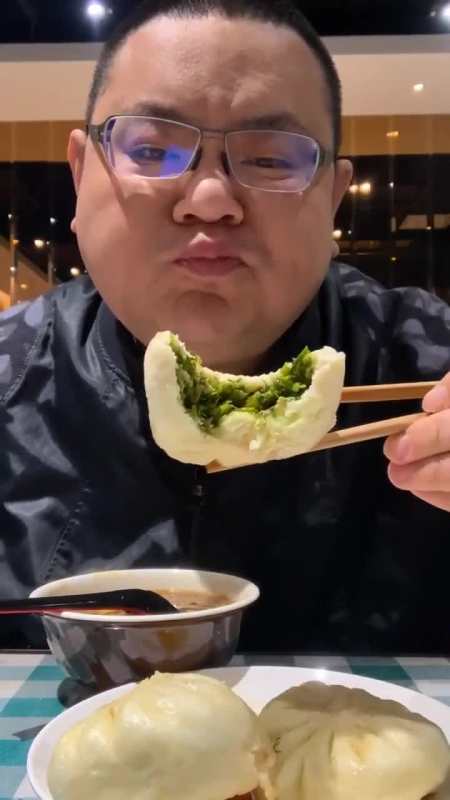 北京胖大哥吃素包子,一口下去一半,网友:胖大哥终于不吃肉了!