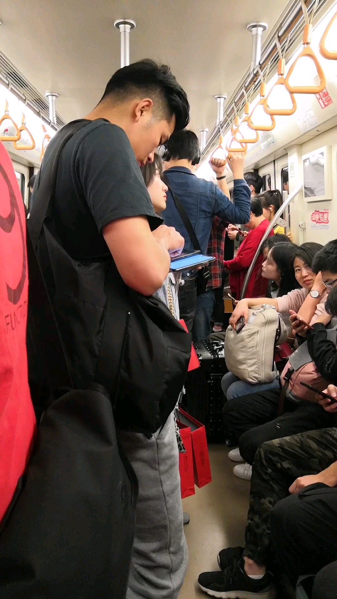 地铁穿短袖,我穿毛衣哈