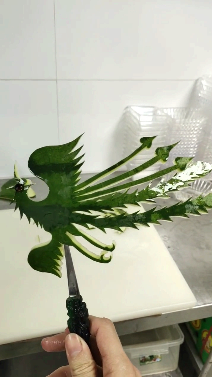 汽车那些事#这样的凤凰雕的美不美?#西瓜皮雕刻@全民小助手