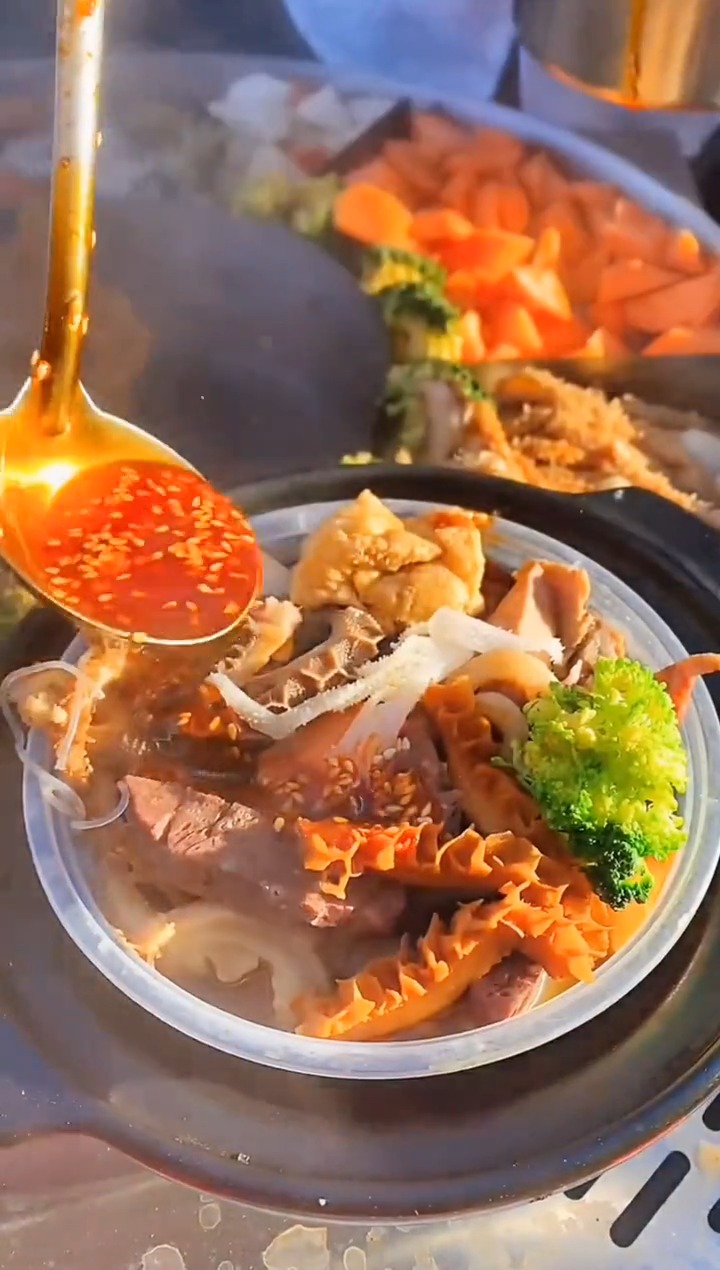 特色地摊小吃喷泉牛杂最火爆排队地摊小吃