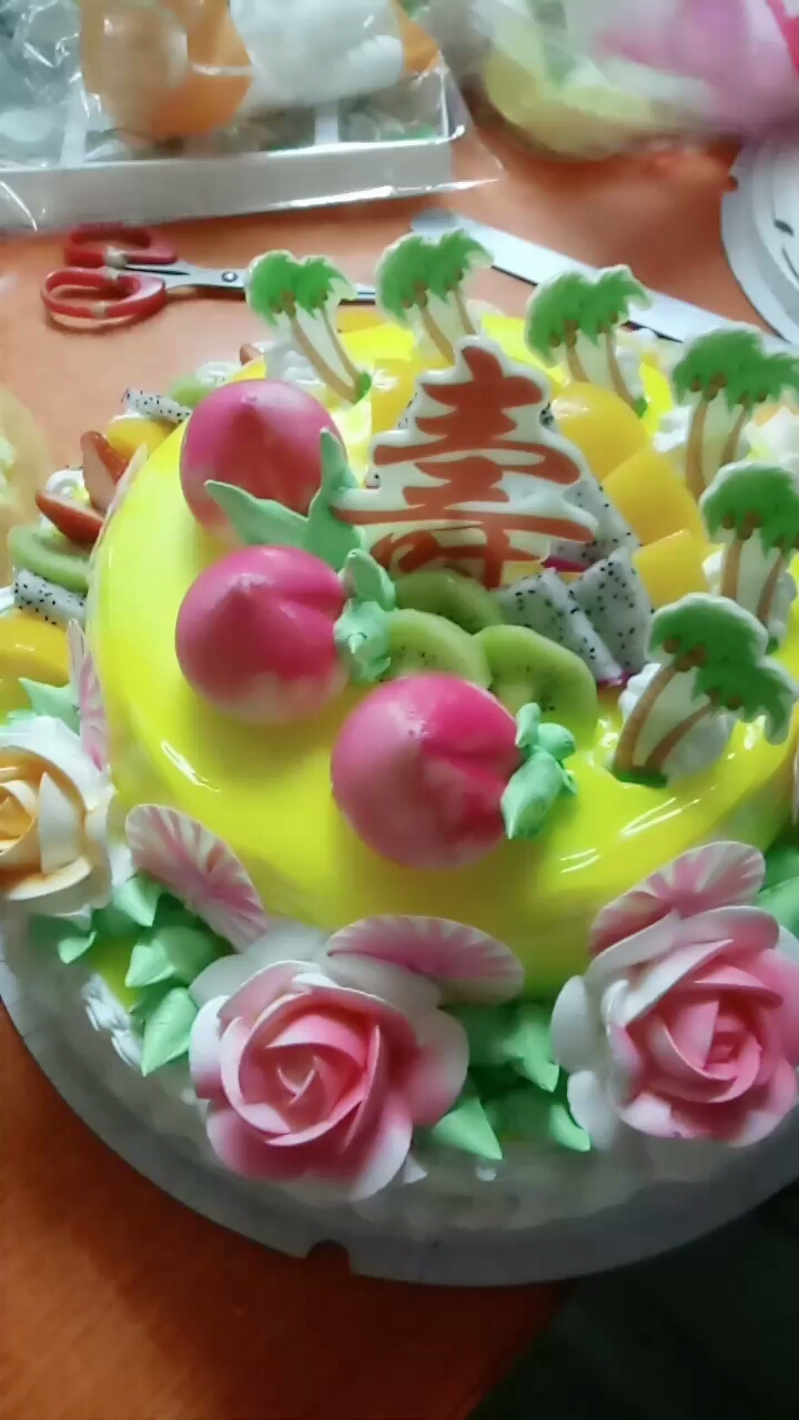 老爷子七十岁生日的蛋糕,老板做的真好