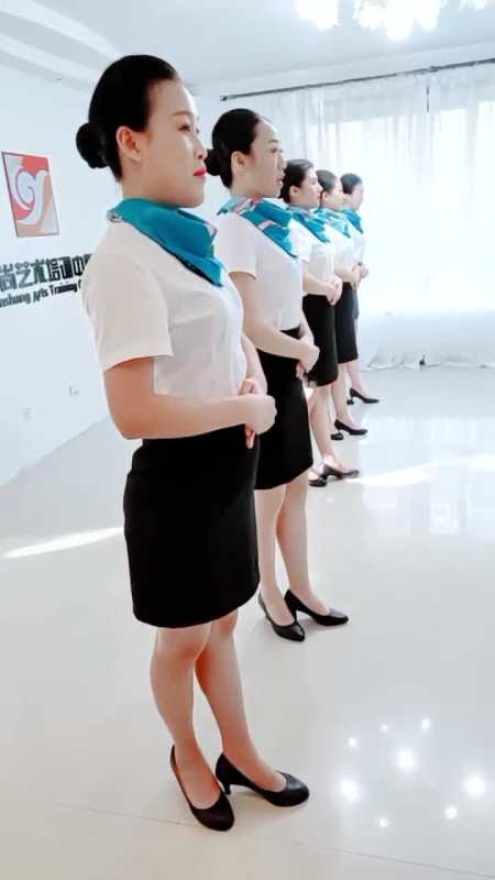 最近要火的视频,难得一见空姐的站姿,网友:值得我们学习!