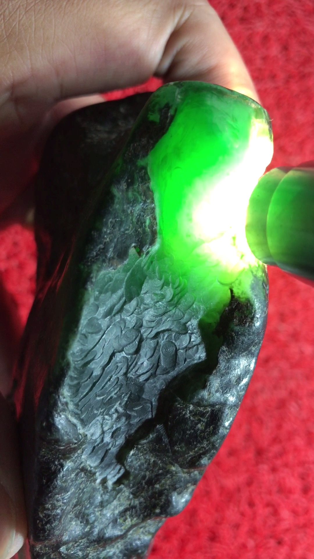 缅甸翡翠原石鉴赏:诱人的绿色