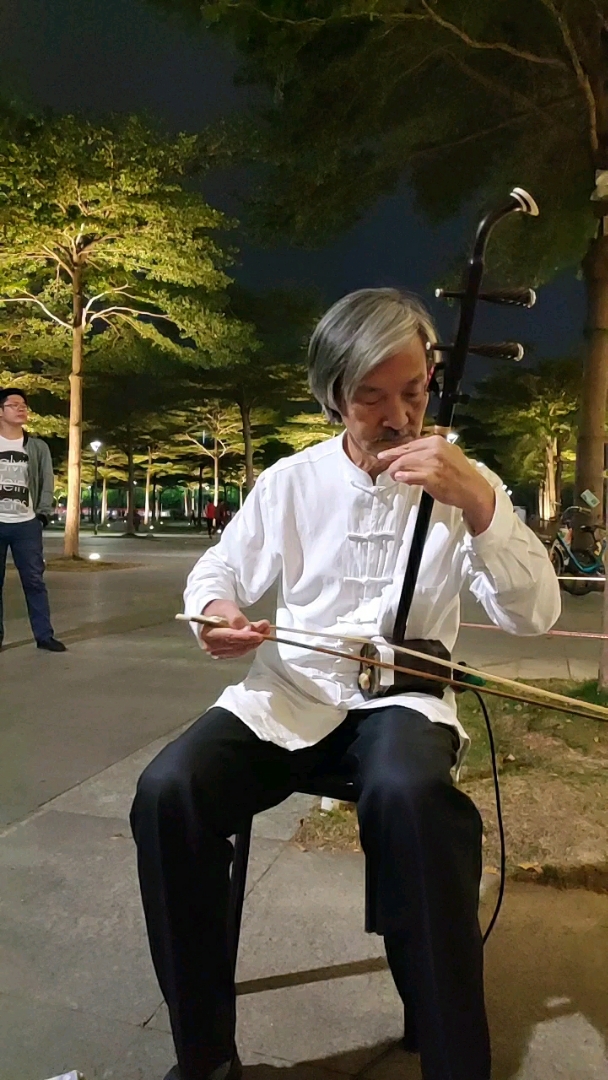 《天空之城》二胡版,骆宏俊今年63岁,只因为热爱二胡,在深圳街头拉