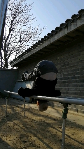 见到了久违的部队军体双杠,做个肩倒立