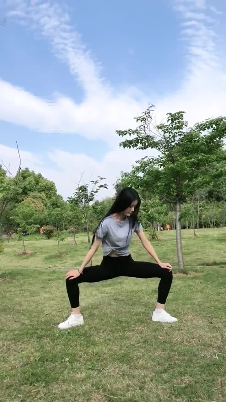 晨练遇到的美女小姐姐,这身材太苗条了!