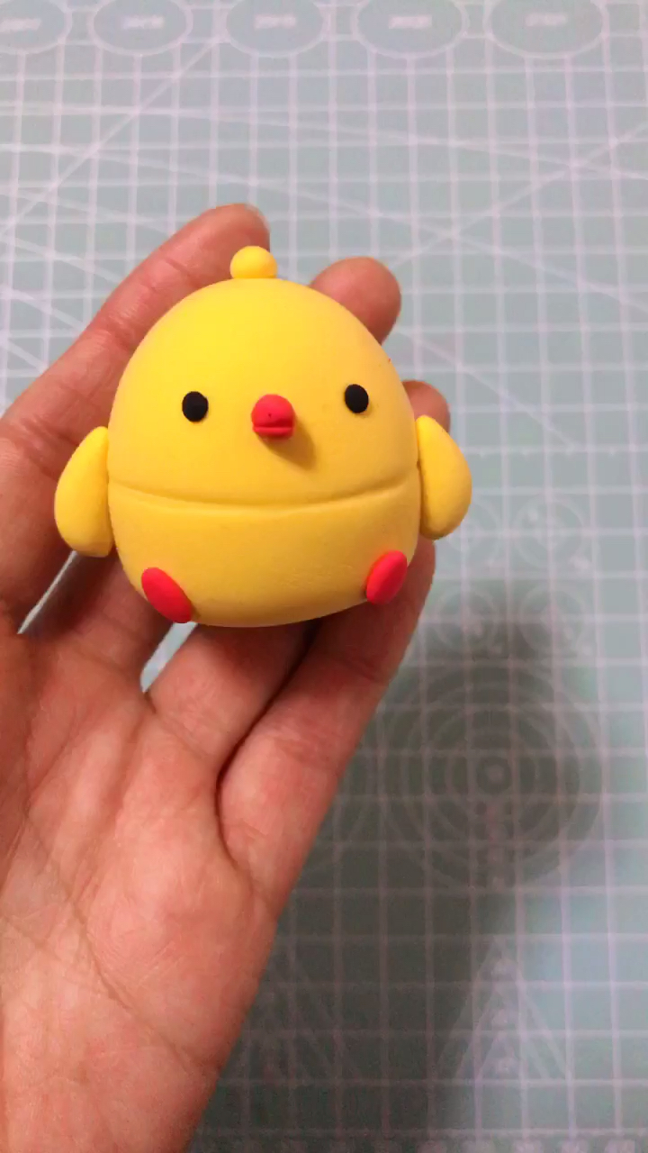 用粘土捏一只萌萌的小鸡