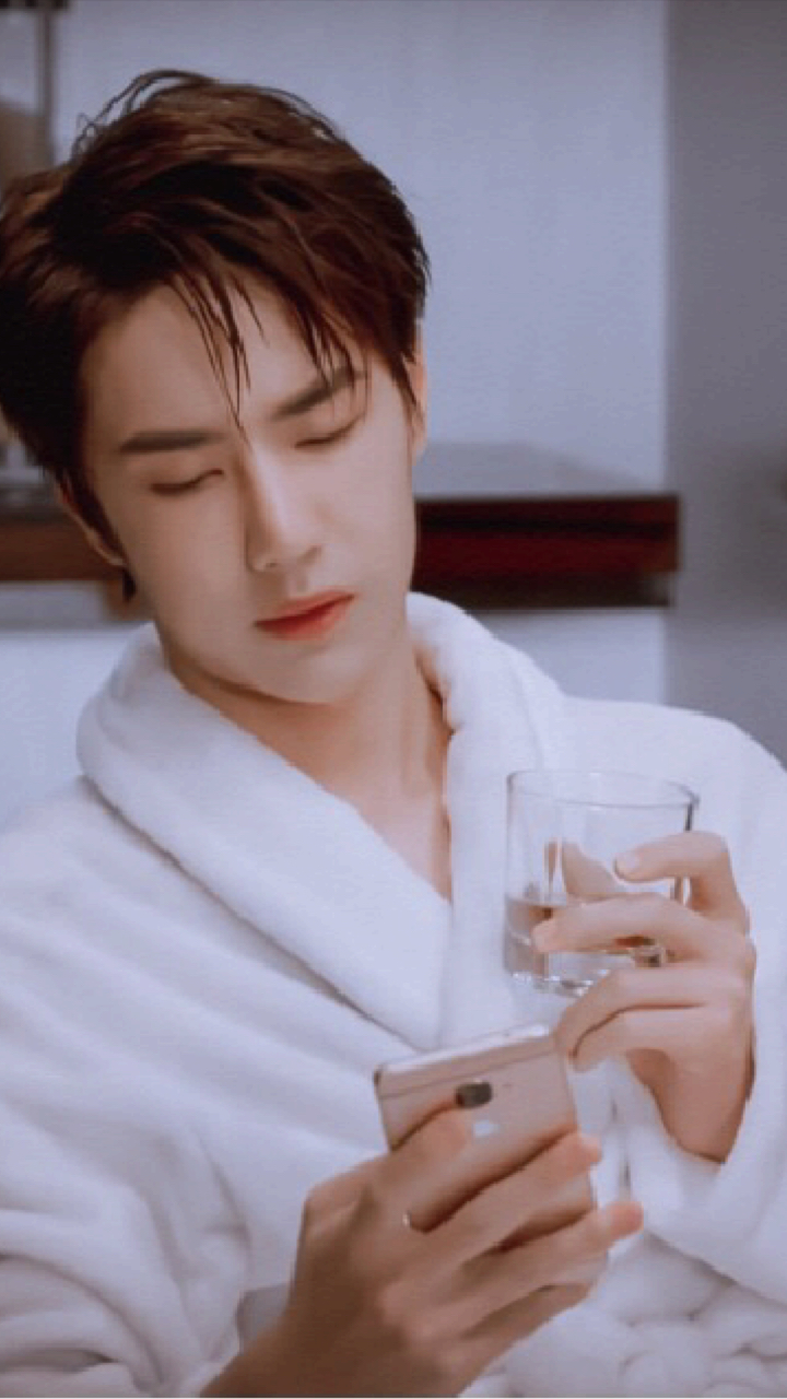 王一博穿睡衣玩手机,这姿势很撩人