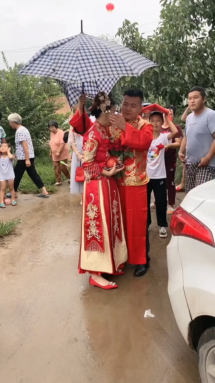 鞭炮齐鸣,新媳妇到门口,新郎官好贴心真人真事传播正能量婚礼纪实