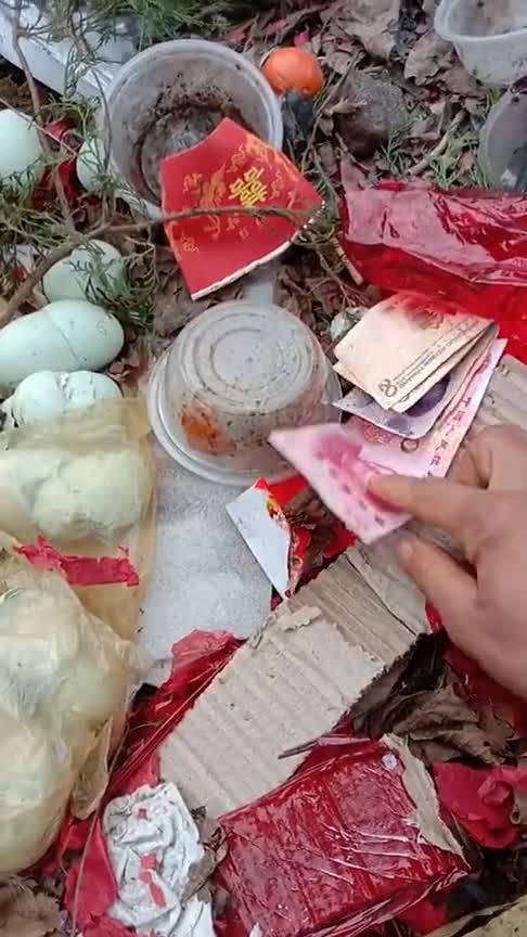 想下车小便,突然看到地上有100多块钱,我能捡吗