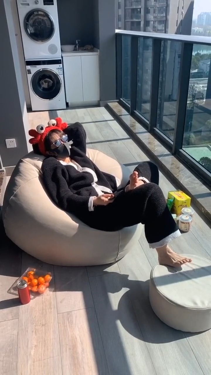 在家吃吃喝喝,躺着不动了