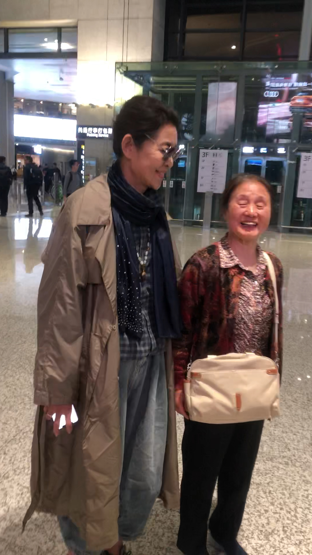 倪萍,与粉丝合影了人很好