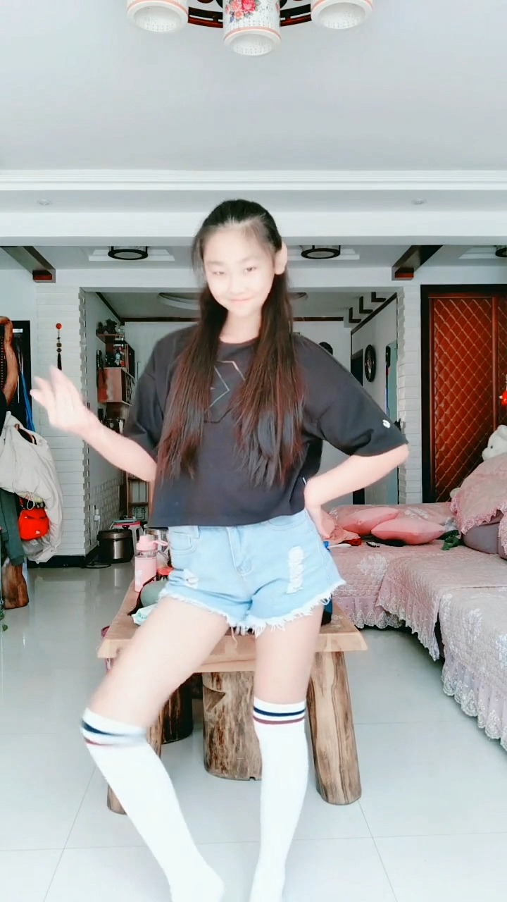 这小妹妹的功夫了得,我很好奇你是怎么训练的