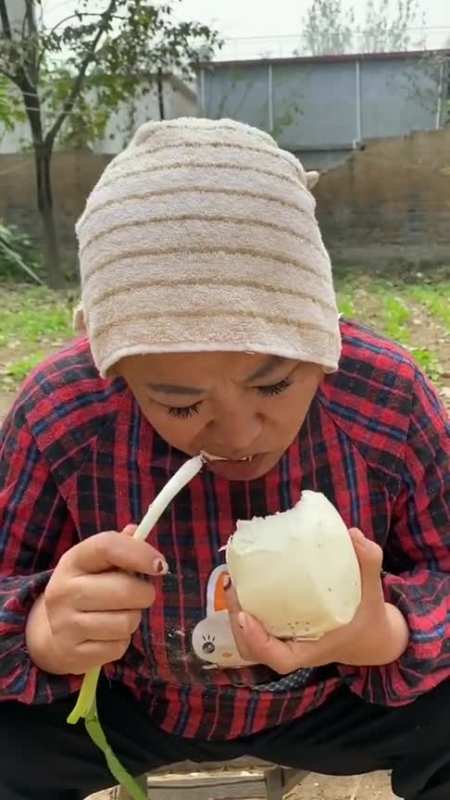 儿媳妇自己吃香喝辣,给婆婆吃馒头大葱,儿子发现后彻底怒了!