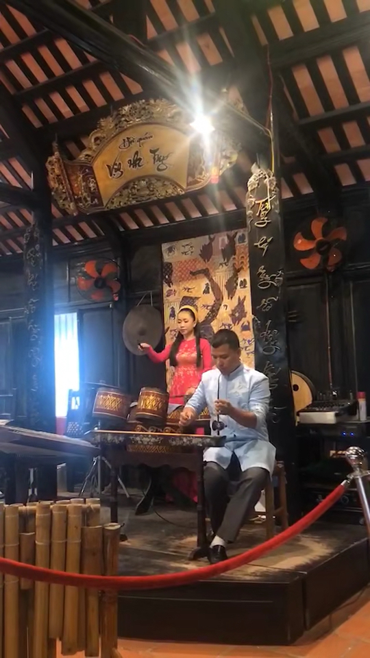 男人手里的是什么乐器?