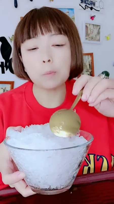 吃冰小姐姐,吃冰冻的碎碎冰,一口下去真过瘾