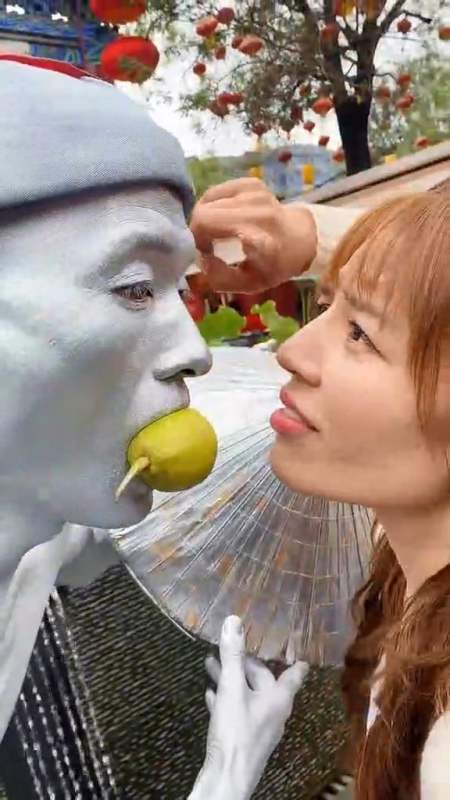 小姐姐喜欢吃梨真搞笑银人阿少成长力计划行为艺术街拍搞笑视频啥都不