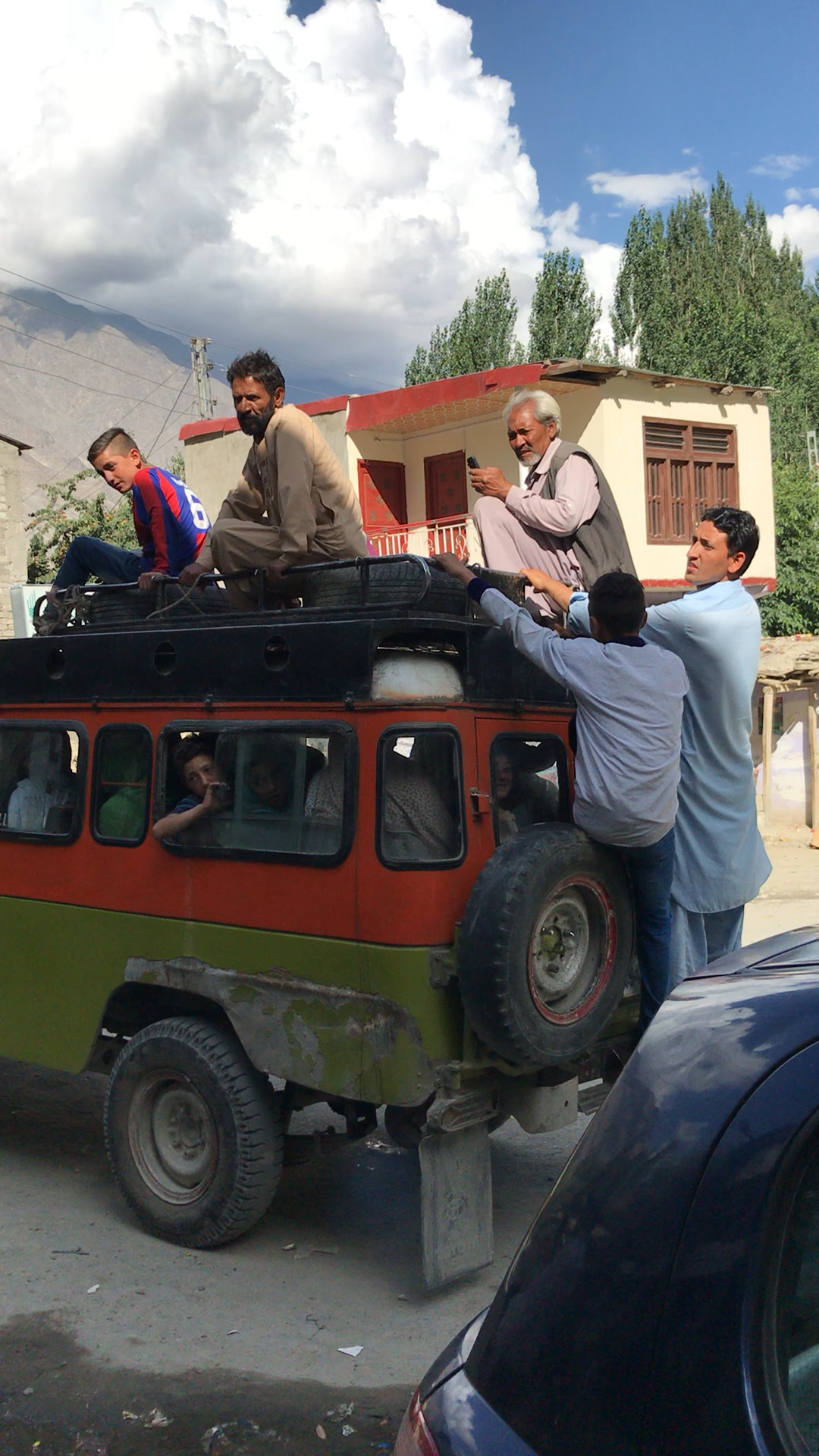 旅游进行时#巴铁坐车顶扒车是人人都再要会的技能