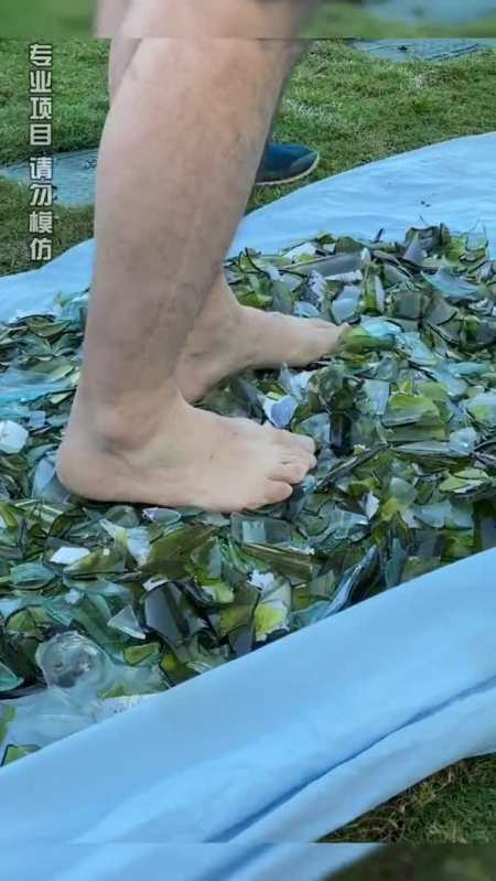 外国人迷惑行为之:光脚踩玻璃.你知道原理吗
