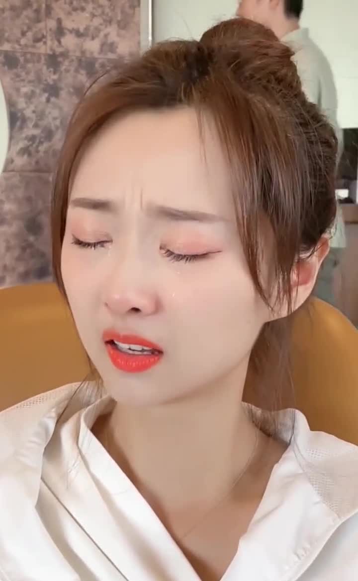 最美车模苏宁被富二代男友劈腿,现场嚎啕大哭,真是令人心疼!