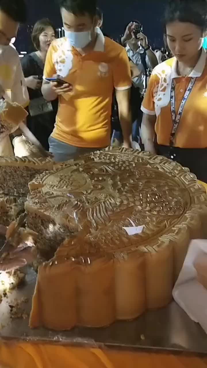 月饼切着卖,我还是第一次见,网友:现在的商家真会玩