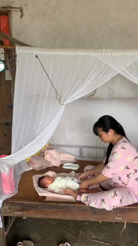 搞笑段子#天气太热了,农村媳妇竟这样坐月子,真是一点常识都没有