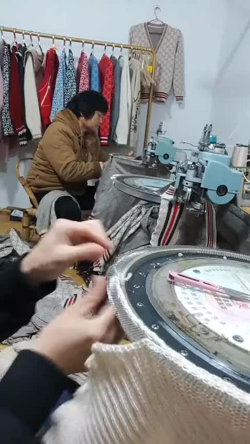 干这个缝盘,用不了两个月,就得犯肩周炎!